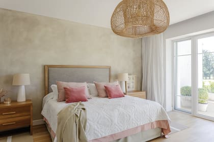 Cama con respaldo entelado, mesas de noche de petiribí, lámparas y cortinas de gasa
(todo de Muliere-Padilla).