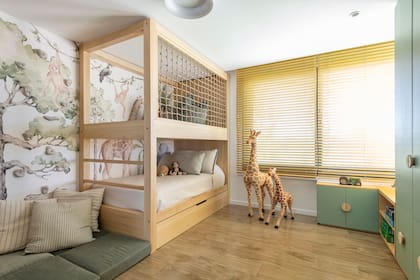 Cama de guatambú (Malé) con red tejida artesanalmente (Delfina Ratti). Mueble de MDF laqueado en verde (Malé). Cortinas 'Wood Plus' (Riel Americano), esta vez en amarillo. Mural diseñado por el Estudio y realizado por Mentha Wallpapers, sobre el que instalaron peldaños tipo palestra.