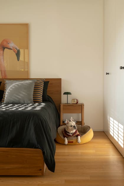 Cama de madera con respaldo y cajones de guardado (Marini Estudio). Textiles (Philomena). Veladores (Zara Home).