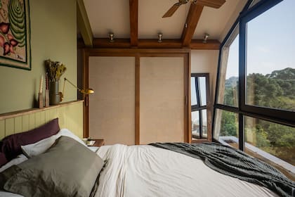 Cama de madera de una tienda local, con mesitas de luz y espejo (todo de Casarão Antiguidades).