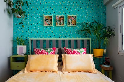 Cama (Decodiseño Market) con cajonera en la base. Cubreedredón (Felpa Home). Almohadones (Casa Ramón). Cuadros (Tienda Decofactory). Esténcil (Magia Decolab). Pintura ‘Acquastone 9043’ (Sherwin Williams).