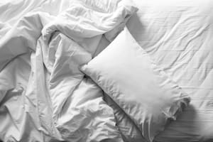 Cama deshecha; Cama de hotel; sábanas;