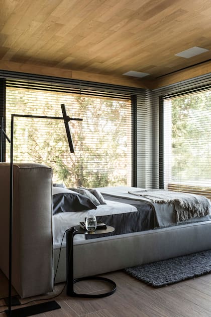 Cama (diseño de Grin Arquitectos). Ropa de cama. Mesa ‘Corchea’ (Federico Churba). Lámpara de pie (Fábrica de Luz). Cortinas de Hunter Douglas (Arteplano).