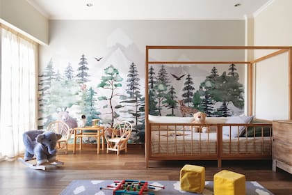 Cama (Estudio Kiwi). Ropa de cama (Teodolina Deco). Mural (Raw Murales). Alfombra (Multiply). Mesa y sillas (Calma Bambini). Cortinas (Ellas). En el vestidor, juegos de madera (Guiltom Kids).