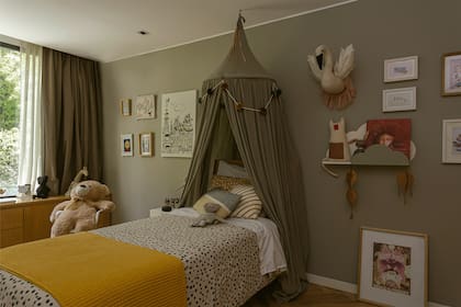 Cama (Marcia Morán). Estante de nubes (Fabrikken), la marca de muebles y accesorios que durante unos años tuvo Romina. Ropa de cama (H&M). Baldaquino (Indias).