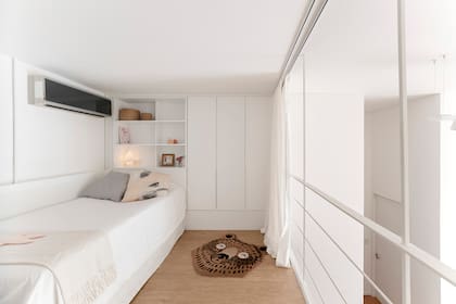 Cama marinera de 1,5m, que puede ampliarse con el módulo de abajo para recibir a una amiga o alguno de sus hermanos. Piso vinílico símil madera (The Flooring Co).