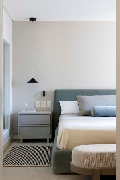 Cama, mesa de luz y banqueta (Urbano Estudio). Alfombra (El Espartano). Lámpara colgante (Fábrica de Luz). Piso (Patagonia Flooring).