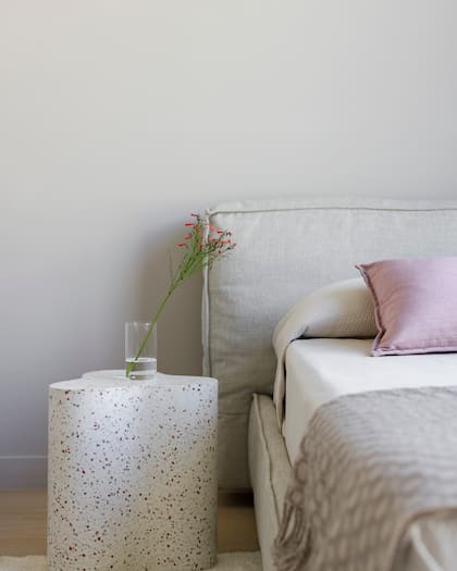 Cama modelo 'Frann' (Ditre, Italia) y mesita de luz 'Freddy' hecha a mano en terrazo (Versmissen).