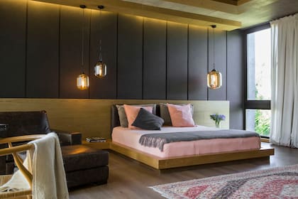 Cama (Pasto Home). Ropa de cama y almohadones (Cozy Home Deco). Pie de cama (Elementos Argentinos). Sillón de cuero
en dos módulos (By Ignacio Ortiz).