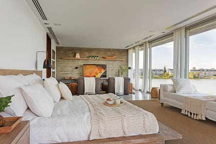 Alfombra de seda (Ronchamp). Lámparas colgantes y de pie, cover y almohadones de lino off white, pie de cama tejido, lit de repos, sillones, pufs y mueble para la tele (showroom de Shilton-Stefani).