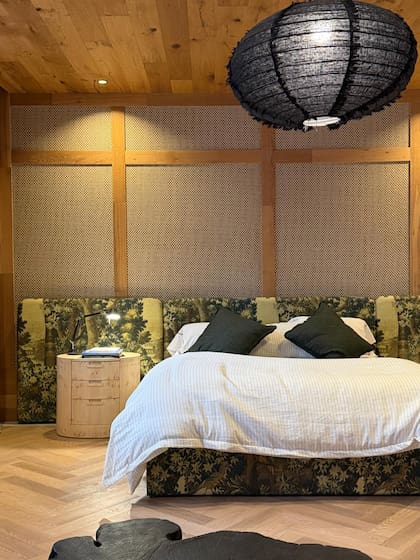Cama (Studio Herradura) con textiles de Edición Particular. Acolchado (Agustina Lanusse). Rafia del entelado (Pri-sim). Pisos (Patagonia Flooring).