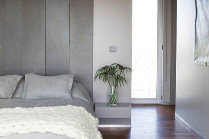 Cama y respaldar diseñados por los arquitectos, con revestimiento de cuero gris (Sergio Ruiz) y manta de lana XXL (Eleonora Kelly).
