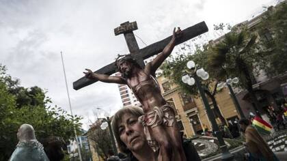 Camacho "legitima su postura autoritaria con el discurso religioso al estilo de Bolsonaro".