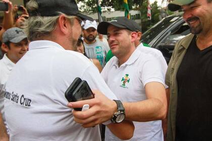 Camacho es saludado por opositores al gobierno a su regreso a Santa Cruz