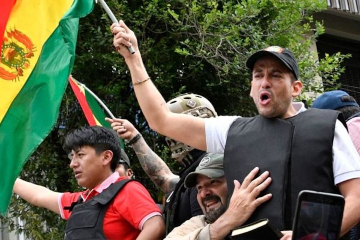 Camacho fue recibido y aclamado en La Paz por campesinos, indígenas y cocaleros.