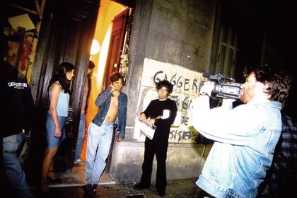 Cámara en mano, el director Bruno Stagnaro enfoca a Rodrigo de la Serna en la puerta del caserón okupado