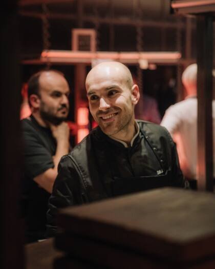 Camaradería y buena performace en la cocina de Elena con los chefs invitados para The Rare Tour