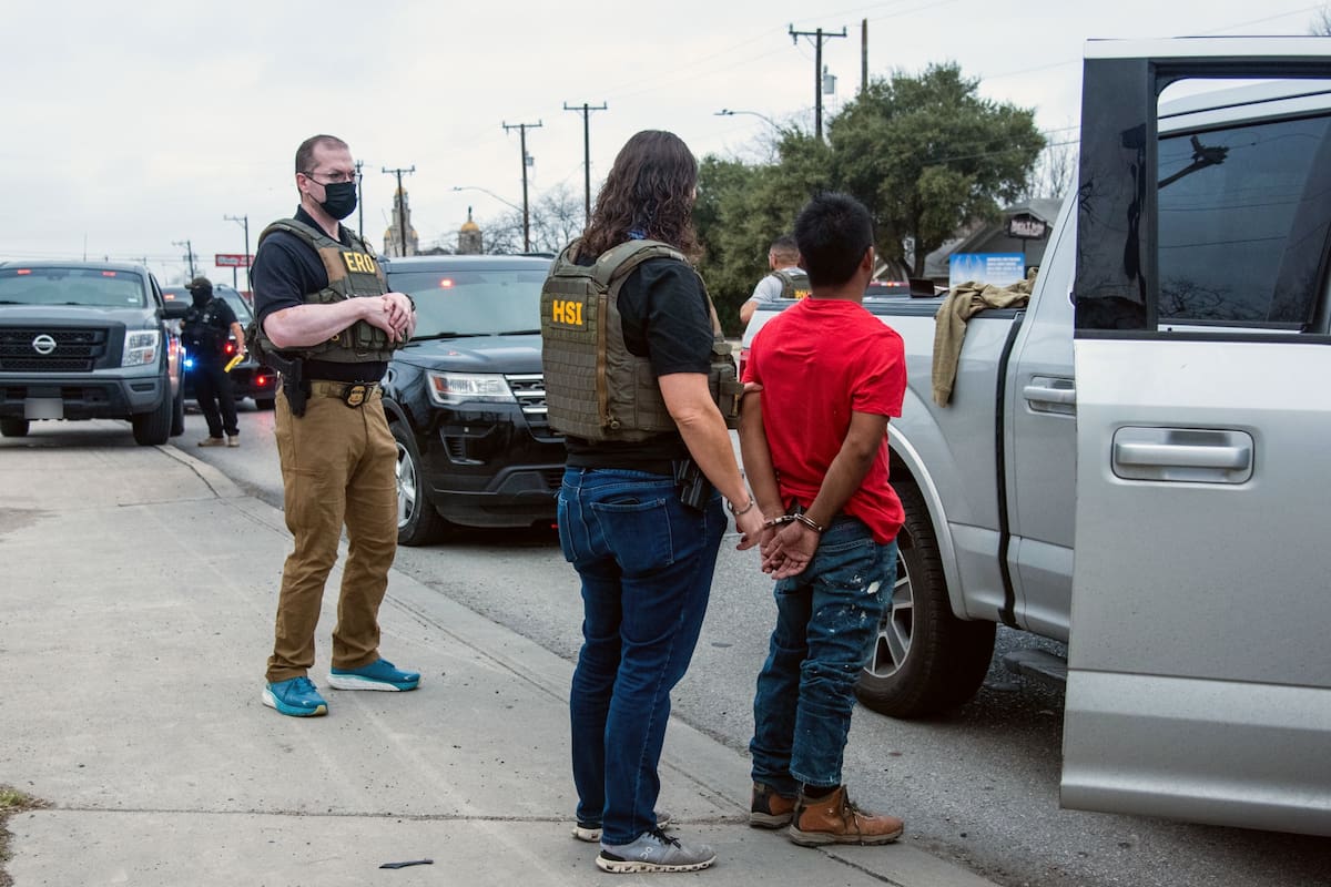Cámaras corporales y el modus operandi del ICE para detener migrantes en paradas de auto