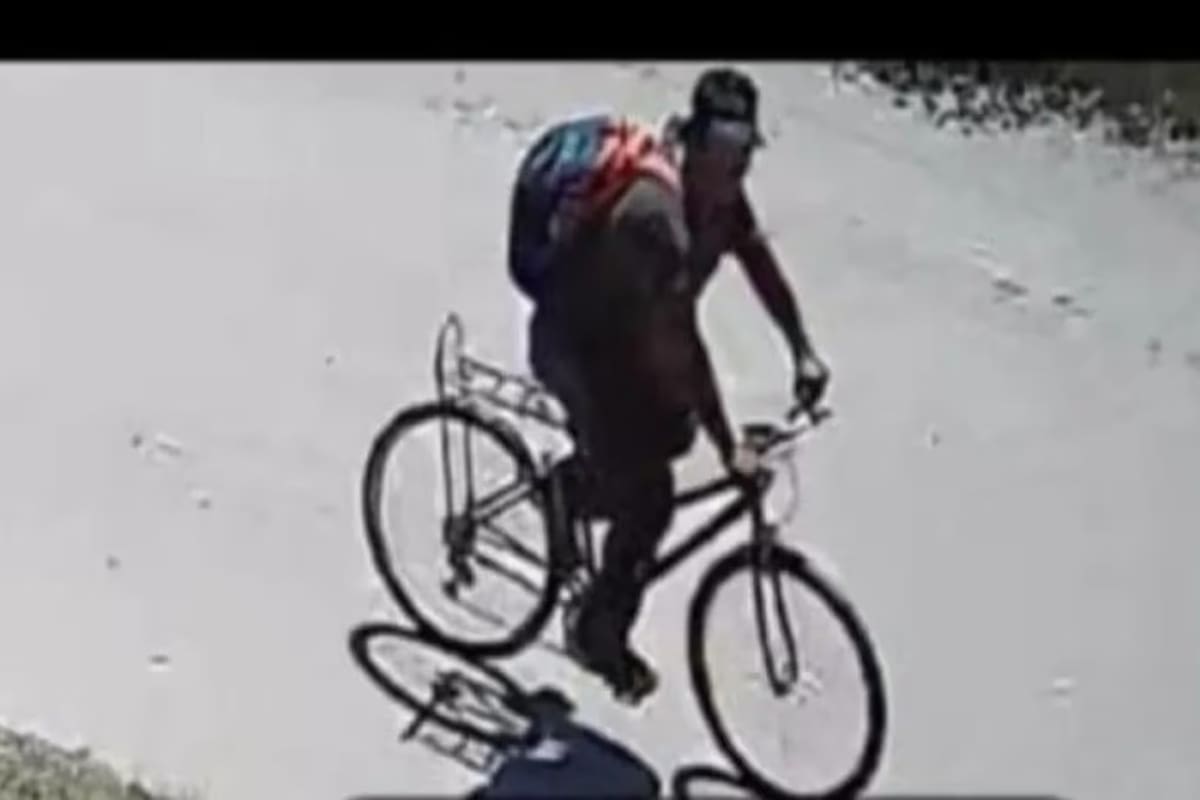 Cámaras de seguridad registraron el intento de fuga del agresor en una bicicleta