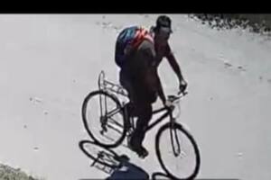 Cámaras de seguridad registraron el intento de fuga del agresor en una bicicleta