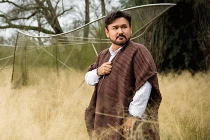 Camarena, con un poncho que le regaló el Teatro Colón en esta nueva visita, posa delante de La soñada, una historia de amor hecha realidad,
del artista Carlos Gallardo.