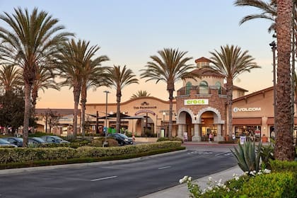 Camarillo Premium Outlets se posicionó como el centro comercial más "bueno, bonito y barato" en California, según ChatGPT