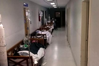 Camas instaladas en los pasillos internos de una clínica, una de las imágenes que se viralizaron en el sur del Conurbano.