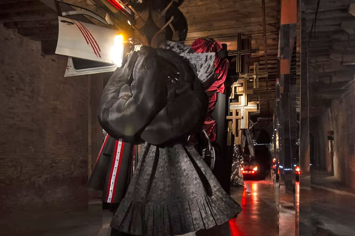 Camas, puertas de coches y un extraño desfile de modas en la obra de arte que representa a la Argentina en Venecia