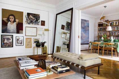 Camastro ‘Barcelona’ y mesa con coffee-table books (Edición Particular)