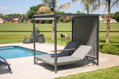 CAMASTRO DOBLE ARITZIA. Estructura de aluminio, almohadones y lona de tela náutica, detalles en madera natural. La lona es desplazable. Medidas: 2,04 m de largo, 1,65 m de ancho y 23 cm de altura del asiento. @dommhome
