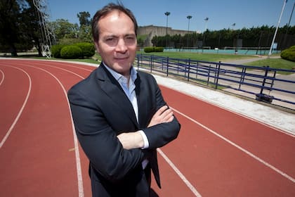 Camau posa en la pista de atletismo del Cenard