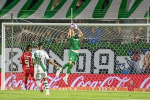 Cambeses atrapa la pelota ante la arremetida de Cauteruccio; el arquero de Banfield tuvo poco trabajo por el poco poder ofensivo de Independiente
