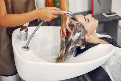 Cambiar el orden del lavado: por qué sugieren aplicar primero el acondicionador y luego el shampoo