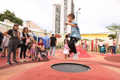"Cambiar la narrativa sobre la paternidad podría ser parte de la solución a la baja de natalidad", sostiene Jorge Macri