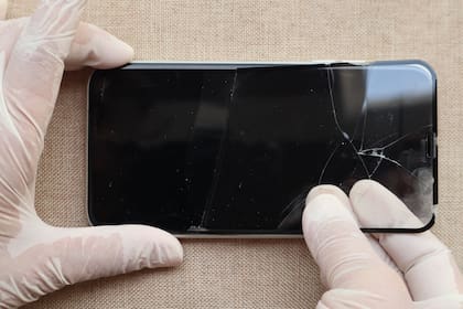 Cambiar una pantalla rota puede representar un tercio o más del precio del equipo; con el mayor tiempo de uso de los teléfonos, protegerlos de golpes y caídas con fundas y vidrios protectores tiene más sentido