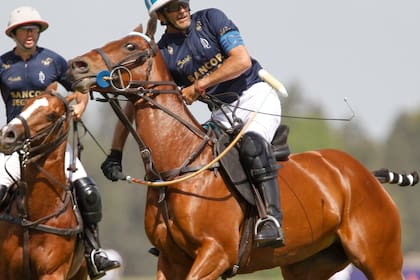 Cambiaso, con la camiseta azul que La Dolfina usa este año; detrás, uno de los incorporados, Diego Cavanagh.