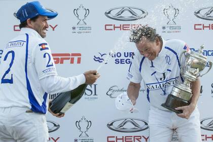 Cambiaso descorcha y empapa a su patrón y compañero Bob Jornayvaz en el podio de 2017.