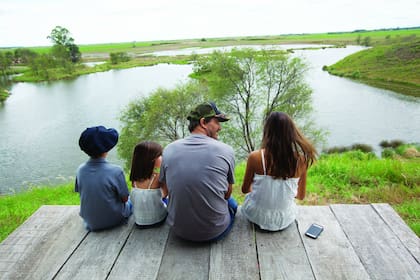 Cambiaso en su refugio, en Washington, Córdoba, con sus hijos: Poroto, Myla y Mía