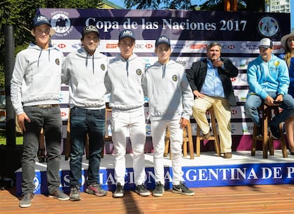 Cambiaso, junto con Zubía y Bartolomé y Camilo Castagnola; del otro lado, Pelón Stirling