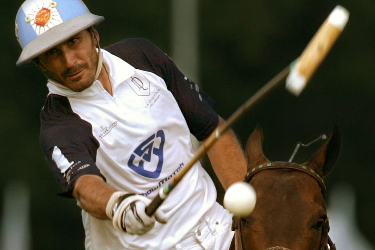 Cambiasso con su característico casco celeste y blanco