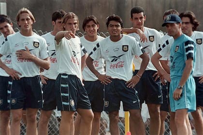 Cambiasso señala tras una indicación del profe Urtasún; atrás aparecen Zubeldía, Peralta y Duscher, entre otros