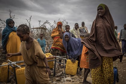 Cambio climático, sequía extrema, crisis alimentaria: la tríada fatal por la que atraviesa Somalia afecta muy particularmente a las mujeres