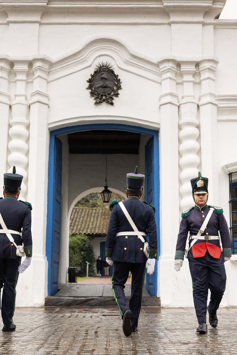 Cambio de guardia en la Casa Histórica de Tucumán.