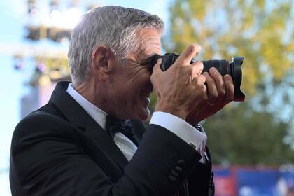 Cambio de roles. En este ida y vuelta súper divertido, Clooney tomó la cámara de uno de los fotógrafos para retratar a todos esos reporteros que permanecían agolpados a un costado de la red carpet