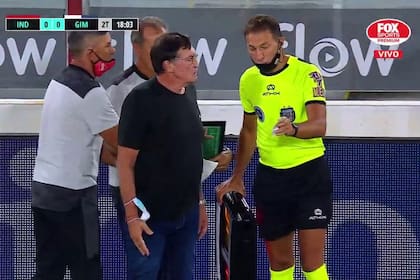 Julio Falcioni se sorprende con su propia equivocación: salió Sergio Barreto (24) en lugar de Sebastián Palacios (34), que terminaría haciendo la asistencia del gol.