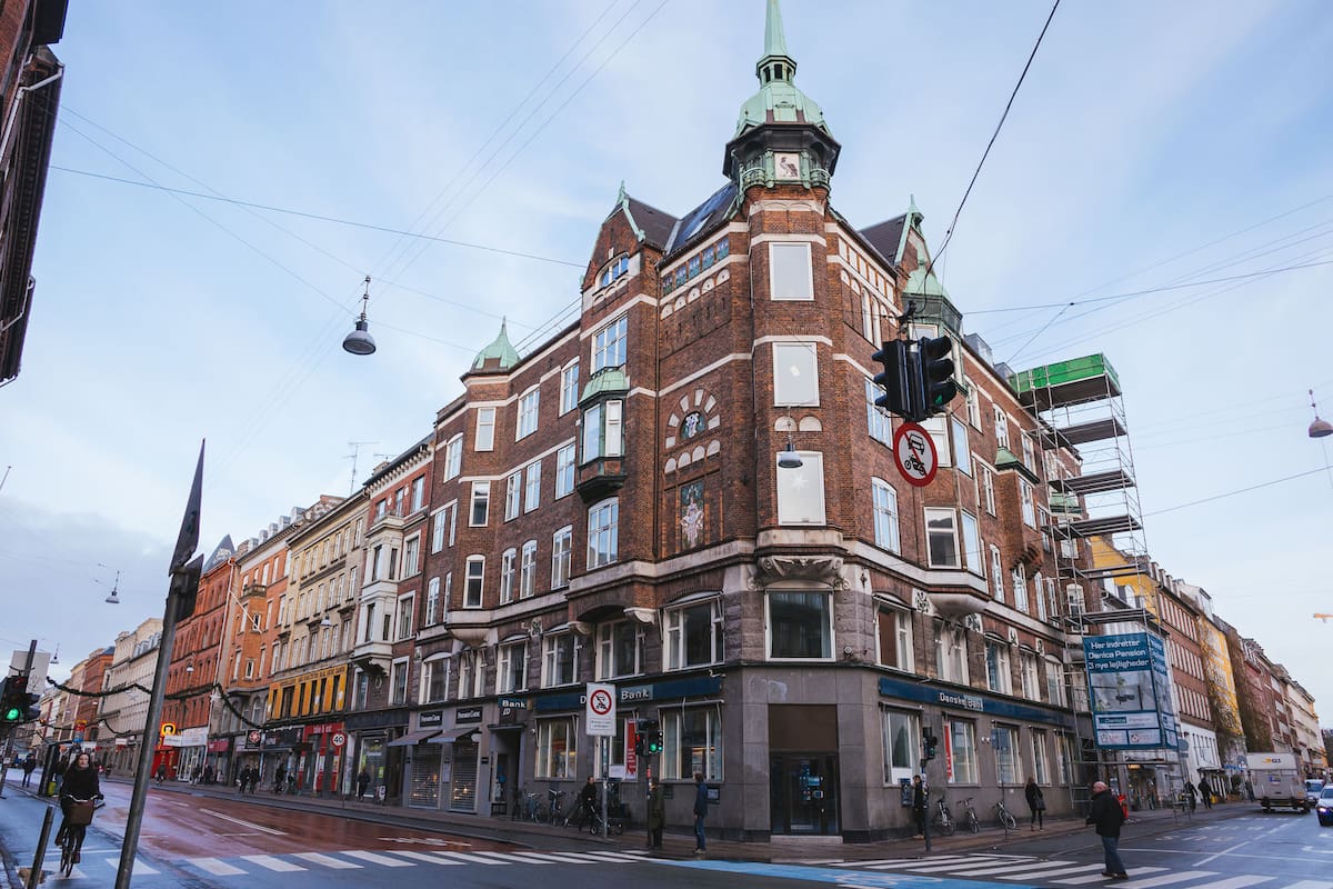 Cambios de hábitos, diversidad étnica y modernización aportan a la capital nórdica un recorrido hipster por barrios que supieron ser peligrosos pero ahora marcan tendencia; historia vikinga, música y buena gastronomía en un tour por el lado b