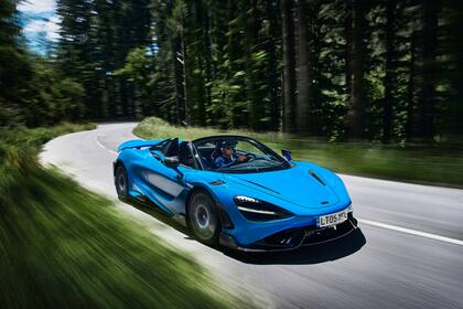 Cambios. Se usaron carbono y otros componentes livianos para lograr reducir el peso en casi 50 kg el McLaren 765LT Spider