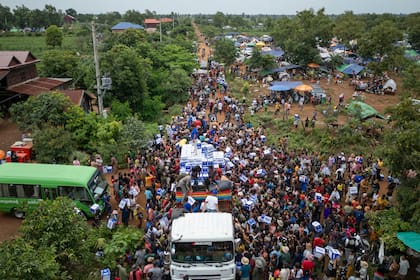 Camboyanos desplazados reciben agua en el campamento de reasentamiento de Battkhao (Archivo)