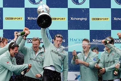 Cambridge festeja en la tradicional regata británica ante Oxford