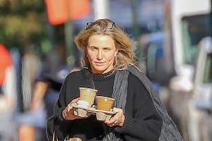 Cameron Diaz luce informal y sin maquillaje mientras sale a buscar dos cafés en Nueva York